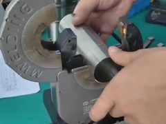 Сварщик орбитальных швов в чистой комнате